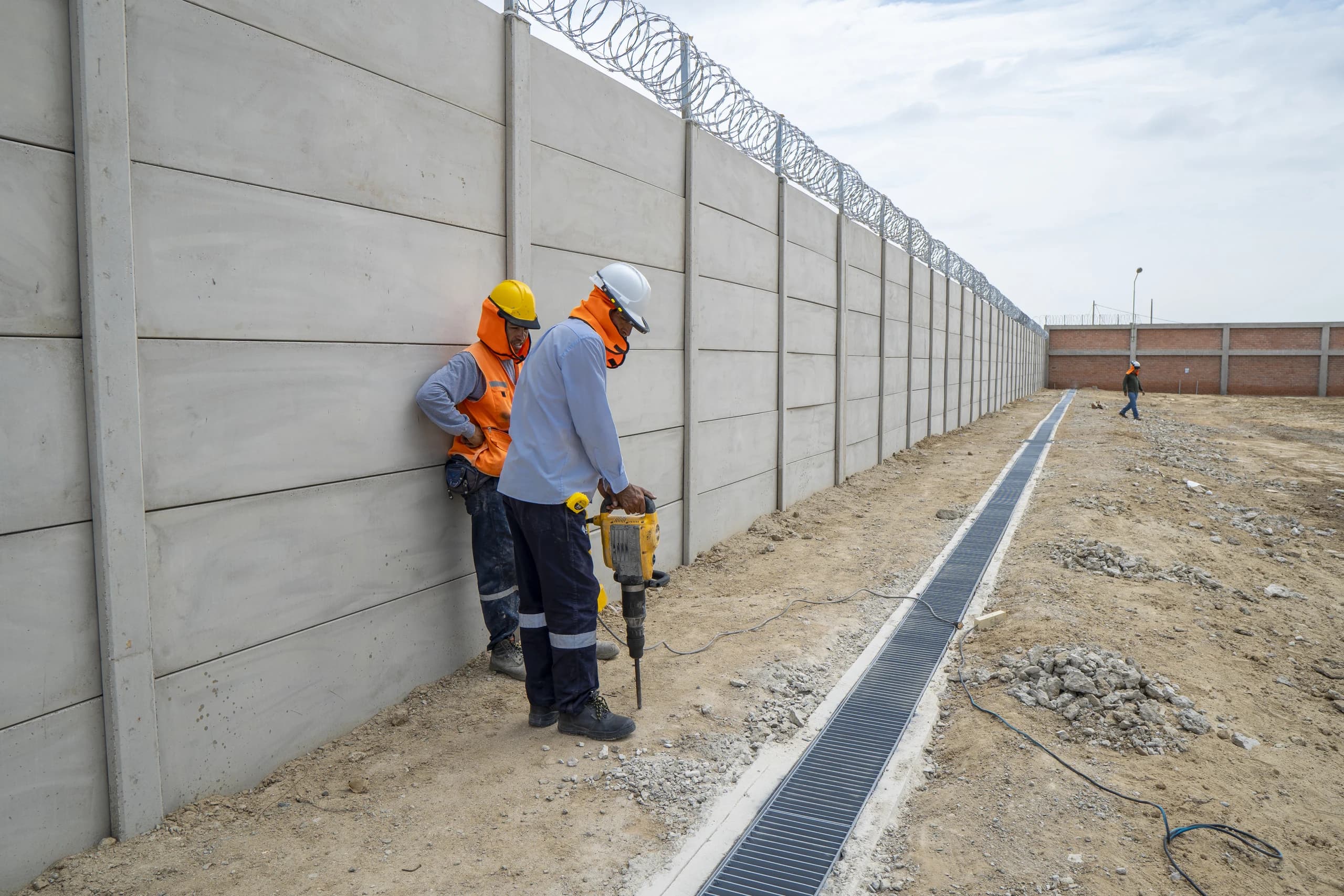 Instalación de cercos perimétricos prefabricados en obra